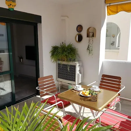Peaceful 1br Getaway - Walk To And Train Apartment *
