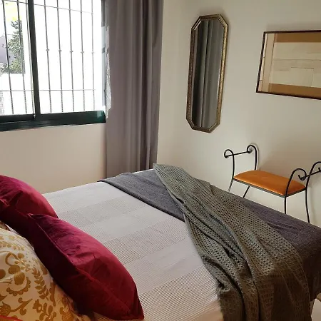 Peaceful 1br Getaway - Walk To And Train Apartment *