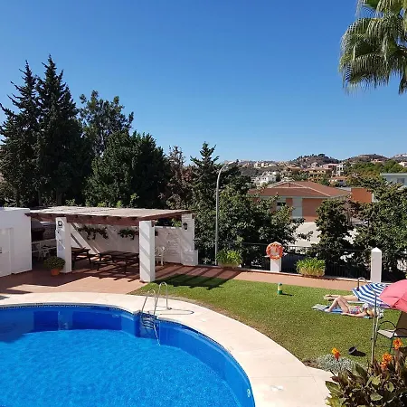 Peaceful 1br Getaway - Walk To And Train Apartment